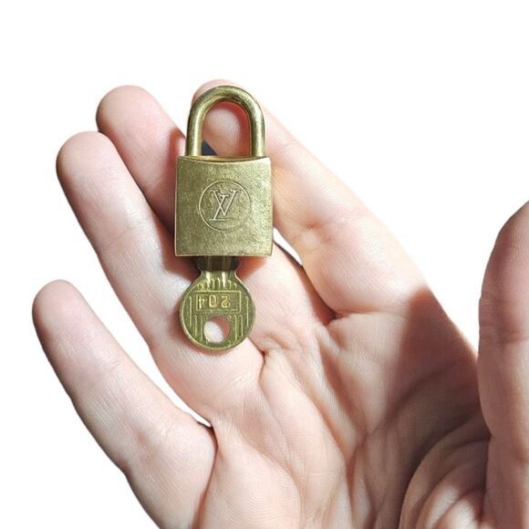 VINTAGE Louis Vuitton Lock & Key (# 204) on a Vintage Gold-tone Chain - Picture 8 of 15